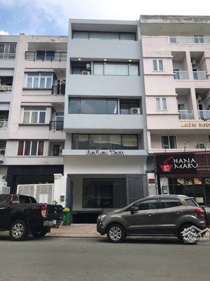 tòa nhà cho thuê mt đường nguyễn ngọc phương. p17. dt: 8x20m. hầm, trệt, 5 lầu. pccc, sàn suốt.
