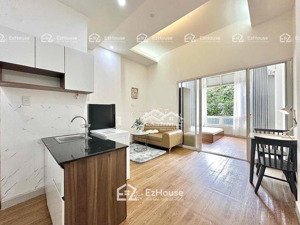 1 phòng ngủ mới xây cmt8, ban công, full nội thất, gần cv lê thị riêng