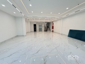 cần bán toà nhà văn phòng, khu vip, 8 tầng, 7 nổi, 1 hầm, dòng tiền lớn. giá đầu tư