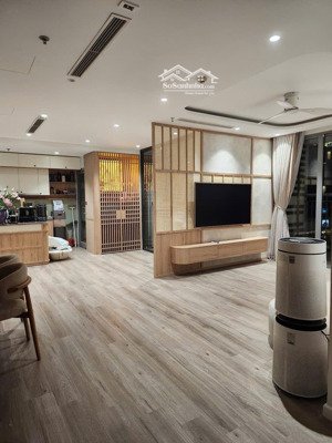 chủ nhà cần tiền trả nợ nên bán căn góc 04pn dt 143m2 toà vip park 7 giá chỉ 13.8 tỷ. lh 