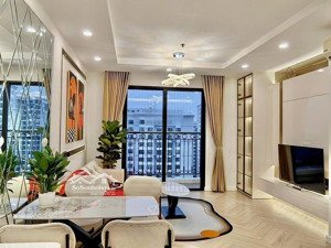 giá thật. gia đình tôi cần bán căn hộ cc tầng trung ban công đông nam 81m2, 2pn 2vs giá 8.4 tỷ