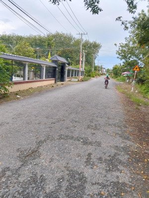 cần tiền bán gấp đất trung tâm xã lộc ninh, huyện dương minh châu, dt 195m2 sổ đỏ nở hậu, giá 250tr