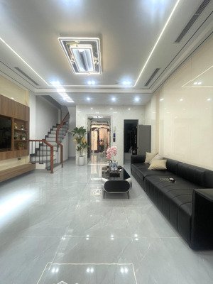 siêu phẩm nhà đẹp. 6 tầng thang máy. full nội thất đẹp đầy đủ. ở sướng