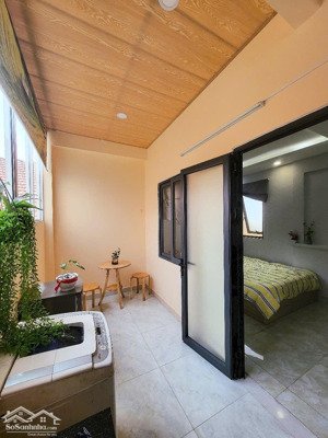 cho thuê căn hộ dịch vụ-cửa sổ lớn-tách bếp-máy giặt riêng-thang máy-ngay công viên lê văn tám,..