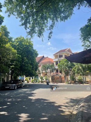 bán nhà biệt thự siêu đẹp ngay trần não - 3 tầng sân vườn - gần công viên 300m2 - 56 tỷ