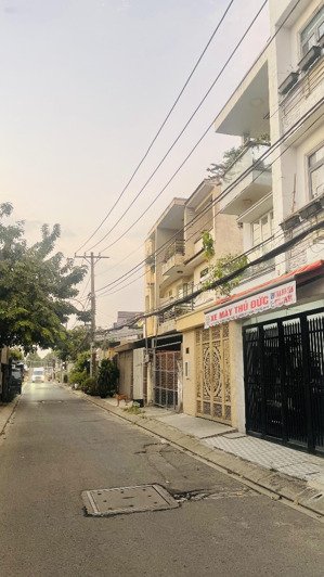 đất 1 trục 1 sẹc phạm văn đồng, chỉ 50m tới mặt tiền, được xây hầm 5 tầng