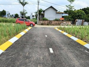 đất khu phân lô phú cát, 100 fulll thổ cư đường rộng 4 cách đường dh09 vài km