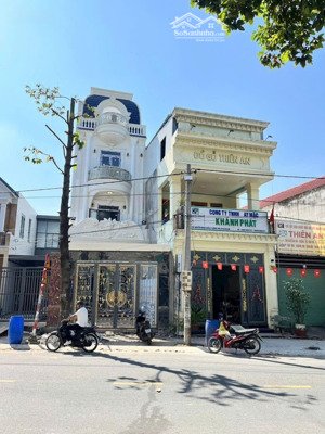 chính chủ cần bán nhà 3 lầu. thiết kế sang trọng. 4wc, 4wc.sân xe hơi. dt 100m2. ở đông hoà, dĩ an