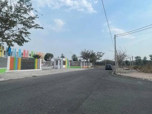 siêu hot! bán lỗ lô 100m2 chỉ giá 1tỷ8, sỗ sẵn, thổ cư 100%, vị trí vàng, dân cư đông, gần sân bay