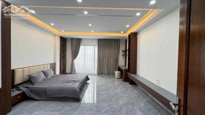 NHÀ PHÂN LÔ- NGÕ THÔNG- SÁT PHỐ- VỈA HÈ- Ô TÔ TRÁNH- Ở SƯỚNG- PHỐ HOÀNG NGÂN CẦU GIẤY.