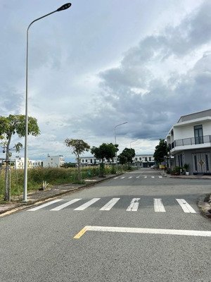 nhanh tay sở hữu lô đất chỉ 6xx ngay kcn mỹ phước 3 dt 250m2 đường na3, phường mỹ phước, bến cát.