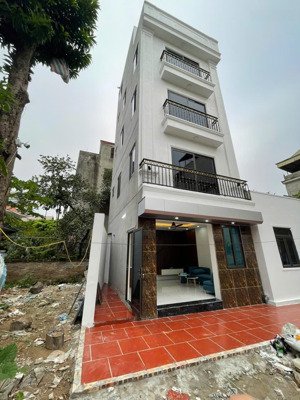 nhà la nội mặt ngõ - mới - 40m- hiếm có - xây độc lập 4,5 tầng, gần chợ , cách đường oto tránh 30m.