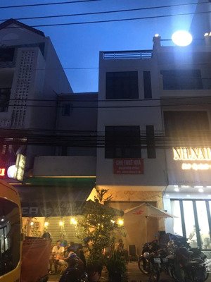 cho thuê nhà mặt tiền đường 3/2 , p.14, q.10 giá 30tr