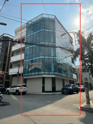 tòa nhà vị trí góc đường võ oanh( d3), phường 25. dt: 7,5x18m. hầm, trệt, 4 lầu. sàn trống suốt.