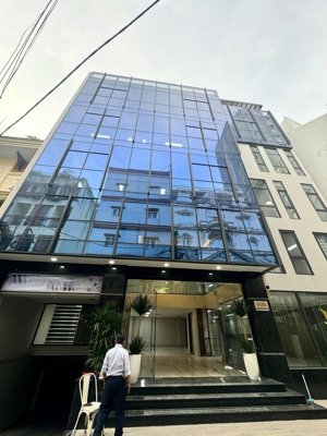 cho thuê nguyên tòa mt đường lê quang định, phường 7. dt: 9,5x20m. hầm 8 tầng. sàn trống suốt. pccc