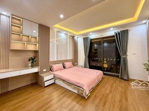 hoàng quốc việt lô góc - 3 mặt thoáng - 8 phòng khép kín thang máy full nội thất.