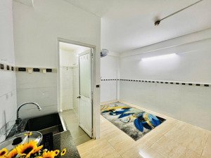 phòng trọ có máy lạnh - thang máy gần sân bay thuận tiện di chuyển