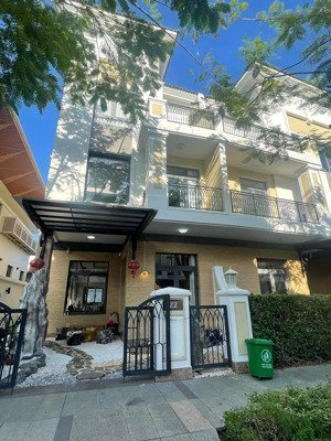 bán gấp biệt thự sân vườn 8x18.5m full nội thất cao cấp view hồ bơi verosa park, khang điền