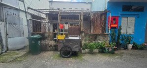 bán nhà nát tiện xây mới ngang 4.6m hiếm có cách emart chỉ vài bước chân