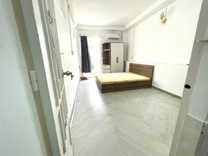 cho thuê phòng ngay phan xích long - tách bếp - ban công - hẻm xe hơi - an ninh - yên tỉnh