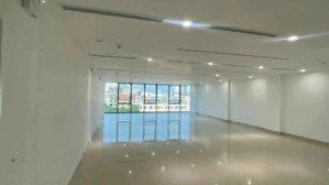 cho thuê 1 mặt bằng thông sàn, dt 100m2, ô tô đõ cửa, đầy đủ điều hòa, wifi, vp mới