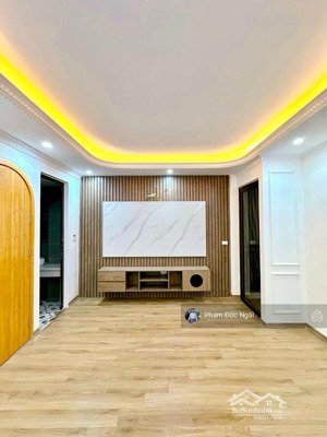 bán nhà hoàng cầu 82m 7 tầng thang máy phân lô oto 3 bước ra quận uỷ 50m ra mặt hồ