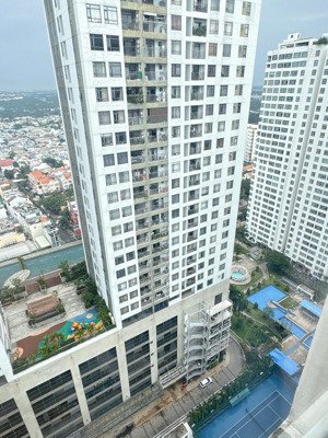 cần bán căn hộ giai việt tạ quang bửu, p5, q8. dt 109m2,3 phòng ngủ, 2 wc, tầng cao, view hồ bơ