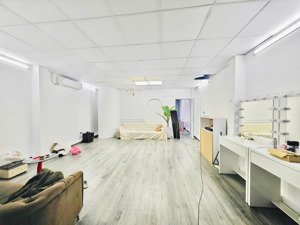 còn 1 sàn vũ tông phan 120m2 16tr view kính trần cao 3m5 thời gian làm việc thoải mái