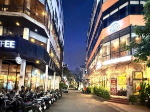 7,9 tỷ nhà mới 100% 6 tầng có thang máy, đối diện emart phan văn trị dt: 4x11(45m2)