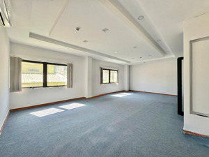 cho thuê văn phòng 50m² chuyên nghiệp, miễn phí 10 chỗ để xe, 2 cửa sổ lớn