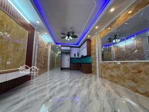 cô cần bán nhà riêng để chuyển vào sài gòn 57m2 5 tầng 9.5 tỷ, sổ đỏ mặt tiền 4m