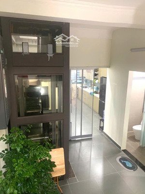 cho thuê nhà trần quốc hoàn - thang máy - gara ô tô