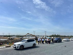 bán 3500m2 đất tiếp giáp 823d giá tốt. lh 