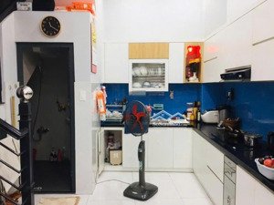 bán nhà cách mạng tháng 8 q3 | 4,5 x 8 - 3 tầng | 5,7 tỷ