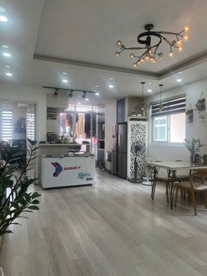 bán gấp cc 2pn 2wc 82m2 tại h2 hoàng diệu, quận 4, 5,7 tỷ full nội thất sổ hồng công chứng ngay.