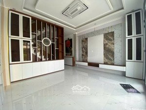 bán căn nhà phố vườn, 4pn, hơn 200m2, giá chưa tới 2 đồng bảy