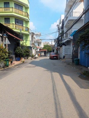 căn nhà 4 tầng - dt 4m x 16,5m - vị trí siêu đẹp - đường 8m thông - gần siêu thị emart 2