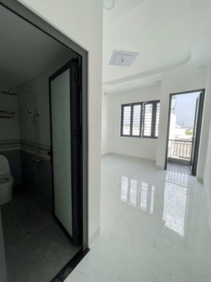 phòng mới xây ban công full nội thất-q12