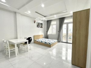 căn hộ studio ban công 40m2_thang máy_mặt tiền_ngay bờ kè_khu ẩm thực phan xích long