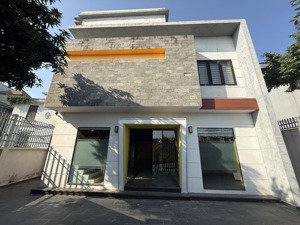 cho thuê nhà mp ngọc thuỵ, bồ đề. 320 m2 3 tầng. thông sàn. giá 38 triệu