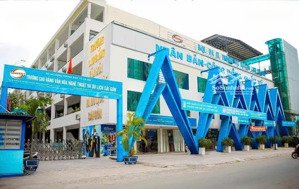 chuyển nhượng trường cđ tân thới nhất, quận 12. dt: 60x80m, 5 tầng hđt: 1,1 tỷ/tháng. giá: 250 tỷ