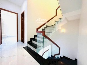 chủ kẹt tiền bán gấp nhà 1tret 2 lầu tặng toàn bộ nội thất sát bên vinhomes
