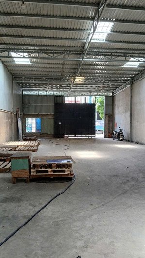 cho thuê kho gần trung tâm y tế dĩ an bd dt 300m2 ngang 10x30 có điện 3 pha giá 18tr/th, 