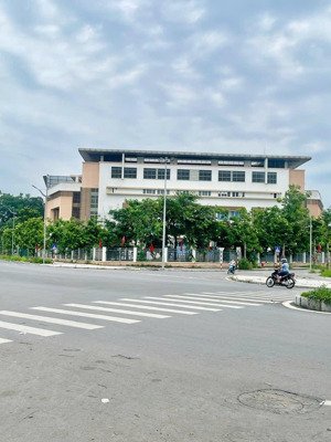 ngõ thông -thang máy-mới kính koong -1 nhà ra phố-mặt tiền 4,2m hơn 11 tỷ sd 40m ngọc thuỵ