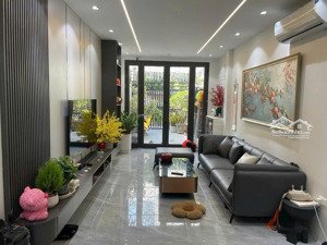 tập thể tầng 1 đê la thành, đống đa, sổ to 49m2, sử dụng 100m2, 3 ngủ 2vs, giá: 8.x tỷ