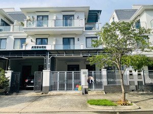 nhà phố góc vườn dt 8x17m hoàn thiện cơ bản cho thuê 33 triệu, mặt tiền đường 25m