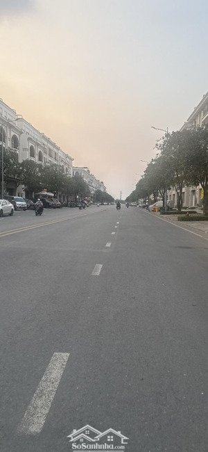 cho thuê toà nhà 10x20, 1 trệt 5 lầu, mặt tiền đường 20m, khu đô thị vạn phúc city