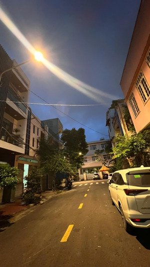 bán nhanh nhà mặt tiền lê quý đôn, quy nhơn, trung tâm thành phố, có chỗ đậu oto thoải mái,