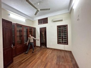 cho thuê nhà giải phóng 50m2*4 tầng , nhà mới , sát phố , giá 12tr/tháng