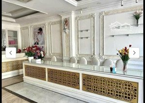 cần bán nhà mặt tiền lê thánh tôn.hàng hiếm ngang 5,2m2.đang có hợp đồng thuê lâu dài